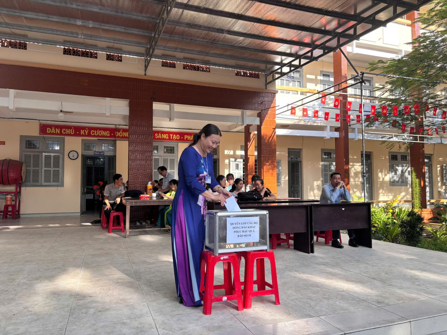 Trường THPT Ngô Văn Cấn hưởng ứng lời kêu gọi của Ủy ban Mặt trận Tổ quốc Việt Nam ủng hộ đồng bào khắc phục hậu quả bão số 10